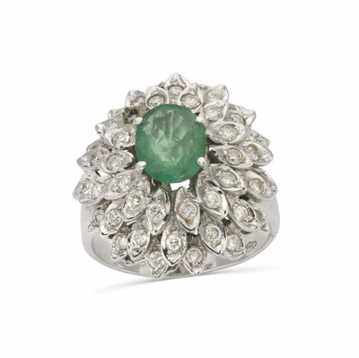 une bague en émeraude et diamant