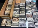 beaucoup de vieilles cartes postales sur la table