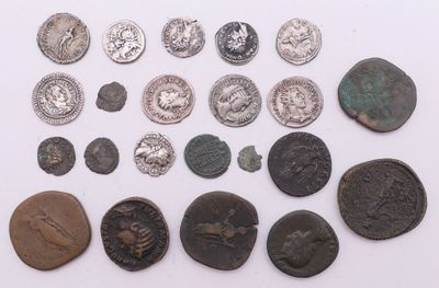 un assortiment de pièces de monnaie romaines antiques sur un fond blanc