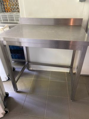 une table en acier inoxydable au milieu d'une cuisine