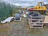 un tas de câbles posé sur une palette à côté d'un tracteur
