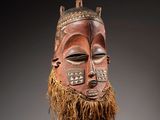l'image d'un masque en bois suspendu au plafond