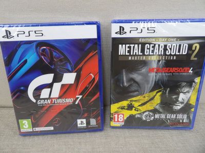 deux jeux PlayStation, dont l'un est *Metal Gear Solid 2* et l'autre une vidéo