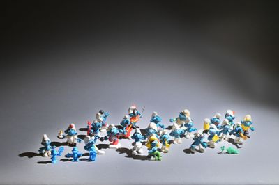 a group of small figurines that are on a table