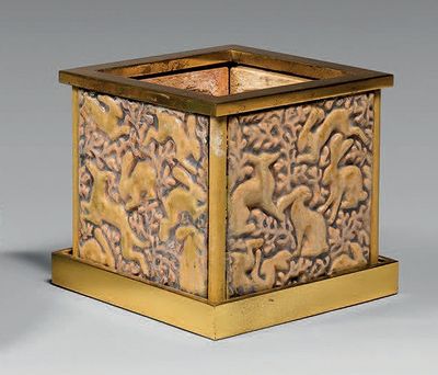 deux vases posés l'un à côté de l'autre sur une table