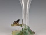 un vase en verre orné d'un oiseau