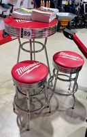 MILWAUKEE. Table haute et 2 tabourets, et 2 tapis, siglés (photo 2)
