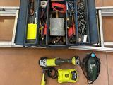 une boîte à outils posée par terre et contenant des outils