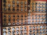 une photo d'une boîte en bois percée de nombreux trous