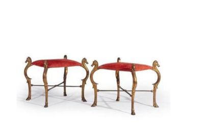 paire de tabourets rembourrés, en laiton et rouge, avec des pieds en forme de sabots de cheval