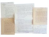 une pile de vieux papiers couverts d'écriture manuscrite, posés les uns à côté des autres