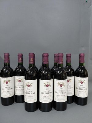 six bouteilles de vin sont alignées sur une table