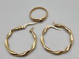 une paire de boucles d'oreilles créoles en or et une bague en or