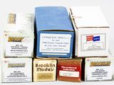Des paquets de cigarettes sont empilés les uns sur les autres sur une surface blanche