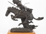 statue représentant un homme à cheval, portant une lance sur le dos