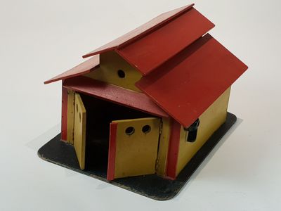 France, vers 1918-1925, garage en bois à double toit, laqué …