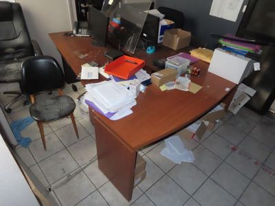 un bureau avec une chaise et un ordinateur dessus