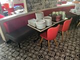 de nombreuses assiettes et bols sur la table du restaurant