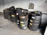 beaucoup de pneus empilés dans un garage