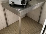 un couteau posé sur une table de cuisine