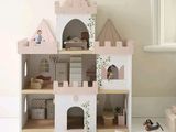 une maison de poupées surmontée d'un château