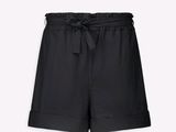un short noir avec un cordon à la taille