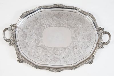 Important plateau En métal argenté à décor gravé de rinceaux…