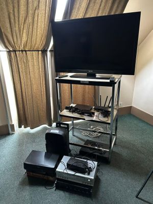 un téléviseur à écran plat posé sur un support dans un salon