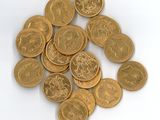 une pile de pièces d'or posée sur une surface blanche