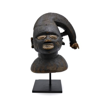 l'image d'une statue d'un homme avec un chapeau sur la tête