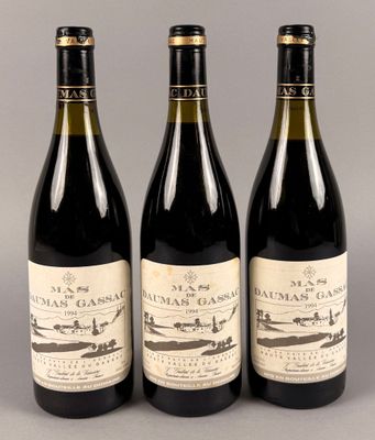 trois bouteilles de vin posées sur une table l'une à côté de l'autre