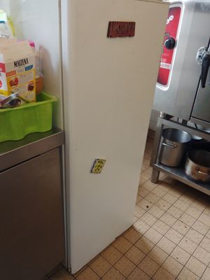 un réfrigérateur dans une cuisine où il y a beaucoup de nourriture sur le plan de travail