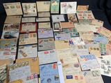 de nombreux types de timbres disposés sur une table