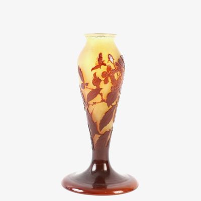 un vase orné d'un motif marron et blanc