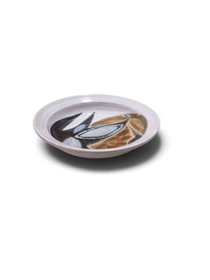 une assiette blanche sur laquelle sont posés une fourchette et un couteau