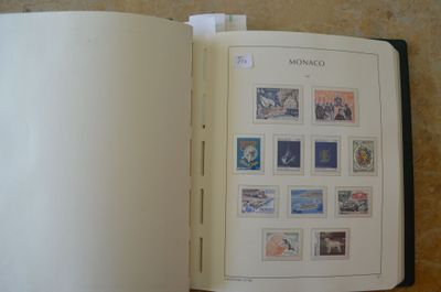 un livre ouvert avec des timbres, posé sur une table