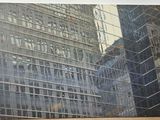 une photo d'une photo d'un bâtiment posé sur une étagère