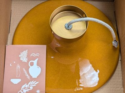 une boîte contenant une tasse de soupe