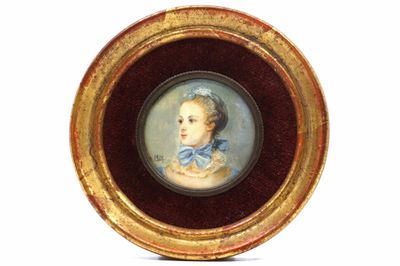 portrait d'une femme en robe bleue dans un cadre doré