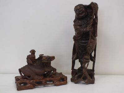 une statue représentant un homme à cheval, à côté d'une statue représentant un homme sur un cheval