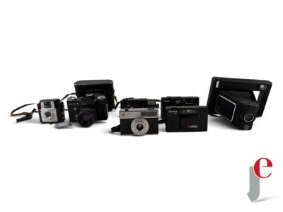 a lot of cameras that are sitting next to each other