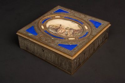 Boite en laiton ciselé, écoinçons en émail bleu et miniature… - Photo 1