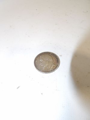 une petite pièce posée sur un lavabo blanc