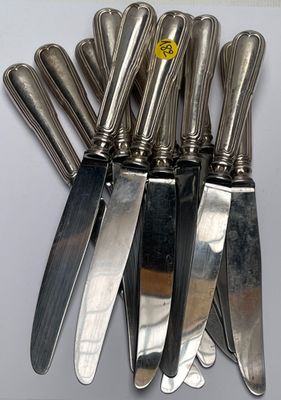 tout un tas de couteaux rangés dans un porte-couteaux