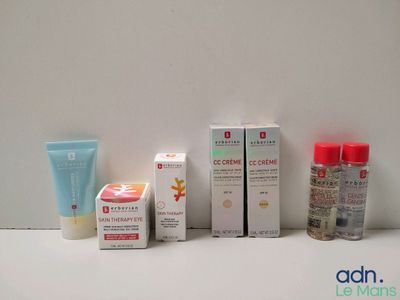 de nombreux types de produits de soin pour la peau exposés sur une table