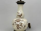 un vase blanc orné d'un motif marron et blanc
