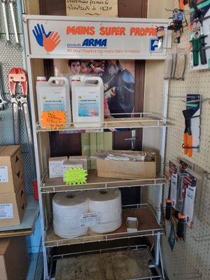 une étagère sur laquelle sont disposés divers articles dans un magasin