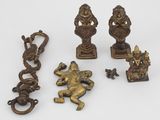 quatre figurines en bronze représentant un singe, un lion, un singe et un singe