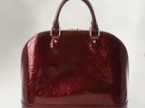 Sac « Louis Vu Vu » en cuir verni bordeaux avec finitions dorées