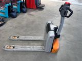 une image d'un chariot élévateur à fourche dans un entrepôt